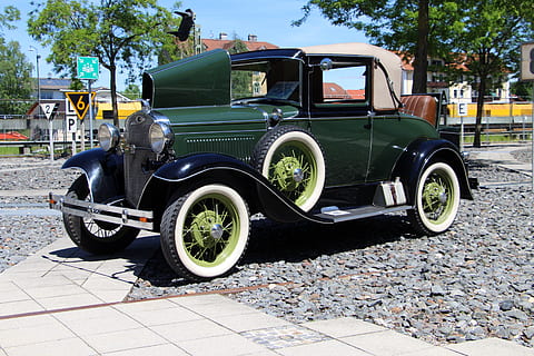 vecchi tempi, auto, traffico, settore automobilistico, veicolo, vecchia macchina, pkw, compagni, nostalgia, mezzi di trasporto, modo di trasporto, veicolo terrestre, strada, albero, giorno, città, stazionario, in stile retrò, pianta, veicolo a motore, all'aperto, architettura, natura, vecchio, nessuno, parcheggio, pick-up, ruota, pneumatico, 5K, CC0, dominio pubblico, privo di copyright