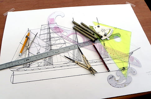 Galeone Abbildung, mehrere, Grafikwerkzeuge, oben, Zeichenbrett, gemastert, Barke, Zeichnung, Tafel, vier, keine Leute, drinnen, Nahansicht, Tag, Kunst und Handwerk, Kreativität, Planung, Zeichnung - Kunstprodukt, Entwurf, Papier-, Bleistift, planen, High Angle View, Design, Stillleben, skizzieren, Zeichnen - Aktivität, Richtigkeit, Geometrische Figur, Messinstrument, Aktivität, Bleistiftzeichnung, 1080P, CC0, gemeinfrei, lizenzfrei