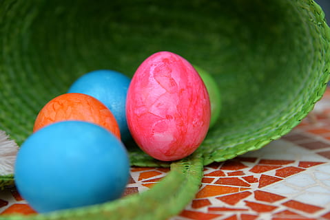 cinque, uova a colori assortiti, dentro, verde, cestino, uova di Pasqua, Pasqua, uovo, colorato, colore, dipingere, costume, decorazioni pasquali, uova colorate, uovo di Pasqua, molti, credere, religione, Chiesa, bambini, fede, cristianesimo, cristiano, Dio, cattolico, battezzare, cibo, cibo e bevande, vacanza, multicolore, celebrazione, avvicinamento, colore verde, in casa, natura morta, nessuno, vacanza - evento, freschezza, gruppo di oggetti, messa a fuoco selettiva, arte e artigianato, 5K, CC0, dominio pubblico, privo di copyright