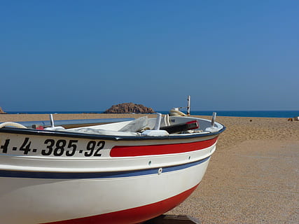 branco, vermelho, azul, barco, Beira Mar, dia, bota, volta, agua, praia marítima, bota redonda, mar, de praia, embarcação náutica, transporte, céu limpo, céu, modo de transporte, ancorado, copie o espaço, natureza, terra, horizonte sobre a água, areia, ninguém, horizonte, texto, ao ar livre, barco a remo, 4K, CC0, domínio público, royalty free