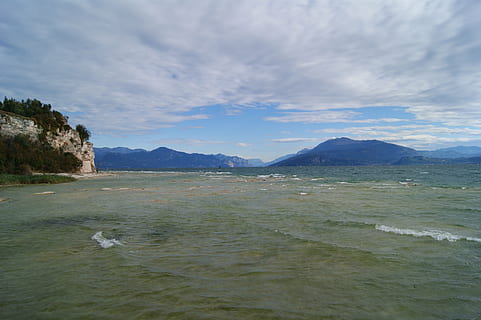Himmel, Wolken, See, Berge, Sirmione, die Wellen, windig, Natur, Meer, Strand, Berg, Küste, Landschaft, szenen, Wasser, Schönheit in der Natur, Tierthemen, Szenen - Natur, Tier, wolke - himmel, Tiere in freier Wildbahn, Tierwelt, ein Tier, ruhige Szene, Wirbeltier, Ruhe, Nicht-städtische Szene, keine Leute, Tag, Gebirge, 4K, CC0, gemeinfrei, lizenzfrei