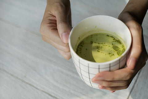 persoană care deține cana, ceai, ceai verde, băut, Matcha, ceai cu ceai, mancare si bautura, umană, a închide, deținere, băutură, mână, adult, partea corpului uman, o persoana, gustare, ceai - băutură caldă, ceașcă, prospeţime, în interior, bautura fierbinte, ceremonie, alimente, ceai de ceai, 1080P, CC0, domeniu public, fără drepturi de autor