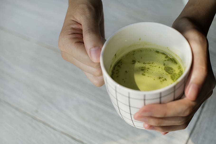 persoană care deține cana, ceai, ceai verde, băut, Matcha, ceai cu ceai, mancare si bautura, umană, a închide, deținere, băutură, mână, adult, partea corpului uman, o persoana, gustare, ceai - băutură caldă, ceașcă, prospeţime, în interior, bautura fierbinte, ceremonie, alimente, ceai de ceai, 1080P