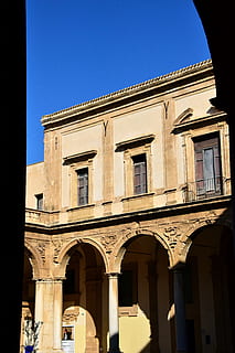 arcade, monestir, arquitectura, edifici, històricament, claustre, columnar, romànic, espiritual, fe, rhéométrie, meditació, arc, cristianisme, arcs, cristià, vell, religió, arcada, jardí del monestir, Sicília, pedra de sorra, mazara del vallo, estructura construïda, exterior de l'edifici, cel, cel clar, finestra, naturalesa, dia, vista d’angle baix, llum solar, cap gent, història, el passat, columna arquitectònica, blau, a l'aire lliure, ciutat, destinacions de viatge, 5K, CC0, domini públic, lliure de regalies