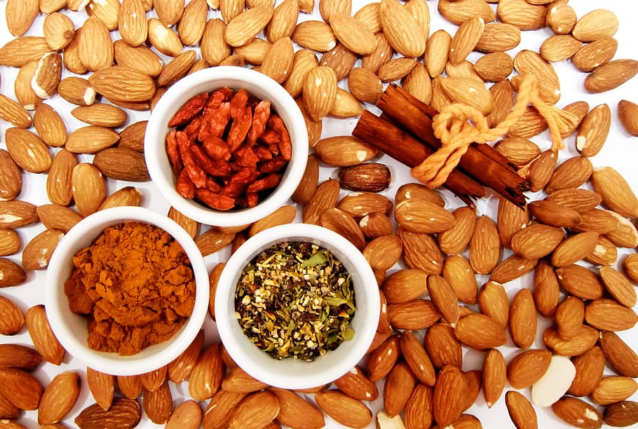 fotografia de nous d'ametlles, ametlles, canyella, espècies, Xile, curry, vainilla, productes al forn, fruits secs, porcellana, menjar, menjar i beguda, elecció, variació, frescor, natura morta, a l'interior, gran grup d'objectes, alimentació saludable, benestar, vista d’angle alt, cap gent, directament a sobre, tir de l'estudi, bol, ingredient, abundància, primer pla, berenar, sec, 2K