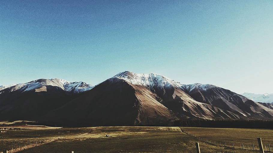 Foto, Berg, Grün, Feld, Schnee, bedeckt, tagsüber, Angebot, Hochland, felsig, Terrain, Wildnis, Hügel, Landschaft, Natur, Himmel, Wald, Neuseeland, Gebirge, Gipfel, Vulkan, Szenen - Natur, Schönheit in der Natur, ruhige Szene, Umgebung, Ruhe, klarer Himmel, schneebedeckter Berg, kalte Temperatur, Blau, Winter, keine Leute, Nicht-städtische Szene, Tag, kopieren sie platz, draußen, 2K