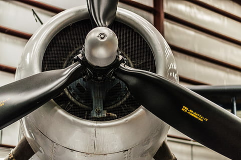 Lukk, fotografering, fly, propell, gråtonebilder, propellplan, flyplugger, motor, flymotoren, luftfartøy, luftfart, transport, transportmiddel, metall, land kjøretøy, nærbilde, motorsykkel, teknologi, ingen folk, arkitektur, utendørs, sølvfarget, dag, rør - rør, reise, industri, sykkel, krom, hjul, 5K, CC0, offentlig domene, opphavsrett gratis