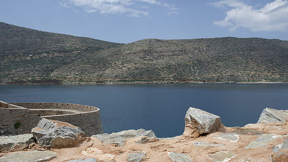 kreta, spinalonga, wycieczka, woda, Góra, scenics - natura, środowisko, piękno natury, Natura, żadnych ludzi, pasmo górskie, krajobraz, jezioro, niebo, spokój, solidny, dzień, spokojna scena, skała, rock - obiekt, roślina, cele podróży, na dworze, laguna, 4K, CC0, domena publiczna, darmowe zdjęcia