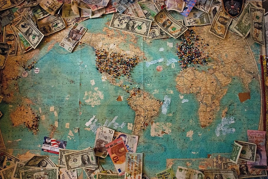 uns., Dollar-Banknote, Karte, Weltkarte, umgeben, Dollar-Scheine, Welt, Währung, Reise, keine Leute, Vollbild, Hintergründe, drinnen, alt, Kommunikation, mehrfarbig, Papier-, große gruppe von gegenständen, grüne Farbe, Wandbau - Funktion, Muster, Geschichte, Stillleben, Holz - Material, Brief, verwittert, die Vergangenheit, schlechter Zustand, 2K