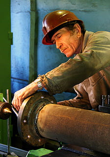 uomo, indossare, Marrone, difficile, casco, lavoro, industria, uno, lavoro duro, fabbro ferraio, pianta, Russia, solo un uomo, Solo uomini, adulto maturo, solo adulti, una persona, persone, adulto, occhiali, giorno, persone reali, occupazione, uomini, bicchieri, detenzione, maschi, vista laterale, stili di vita, metallo, adulto senior, tre quarti, all'aperto, 2K, CC0, dominio pubblico, privo di copyright