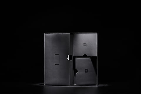 noir, lumière, foncé, boîte, cloison, prise de vue en studio, fond noir, à l'intérieur, objet unique, personne, métal, couleur argentée, coupé, boîte - conteneur, gris, espace de copie, couleur noire, opportunité, récipient, luxe, richesse, sécurité, La technologie, 4K, CC0, domaine public, libre de droits