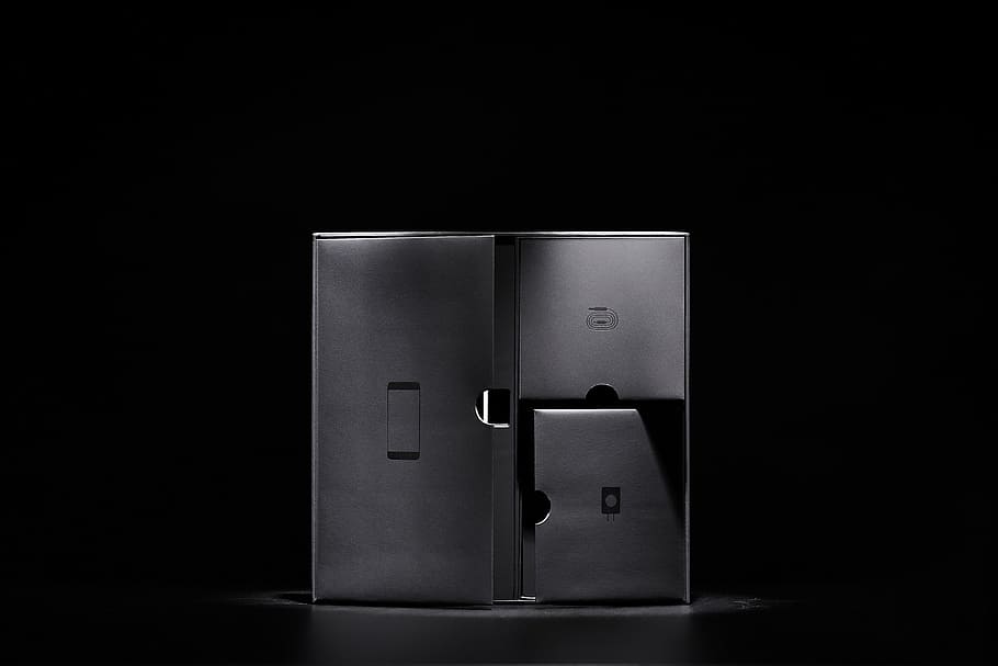 noir, lumière, foncé, boîte, cloison, prise de vue en studio, fond noir, à l'intérieur, objet unique, personne, métal, couleur argentée, coupé, boîte - conteneur, gris, espace de copie, couleur noire, opportunité, récipient, luxe, richesse, sécurité, La technologie, 4K