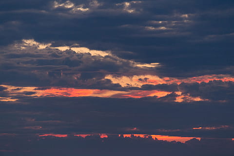 Blick auf den Sonnenuntergang, bedeckt, wolkig, Himmel, hinterleuchtet, Wolken, Wolkengebilde, dunkel, dunkle Wolken, Dämmerung, Tageslicht, dramatisch, Abend, Abendhimmel, Landschaft, Licht, Natur, draußen, szenisch, Silhouette, Platz, Sonnenlicht, Sonnenuntergang, Wetter, wolke - himmel, Schönheit in der Natur, Szenen - Natur, Dramatischer Himmel, Ruhe, Atmosphäre, Sturm, Umgebung, ruhige Szene, keine Leute, idyllisch, Sturmwolke, launischer Himmel, atmosphärische Stimmung, Meteorologie, Wind, bedrohlich, über, 5K, CC0, gemeinfrei, lizenzfrei