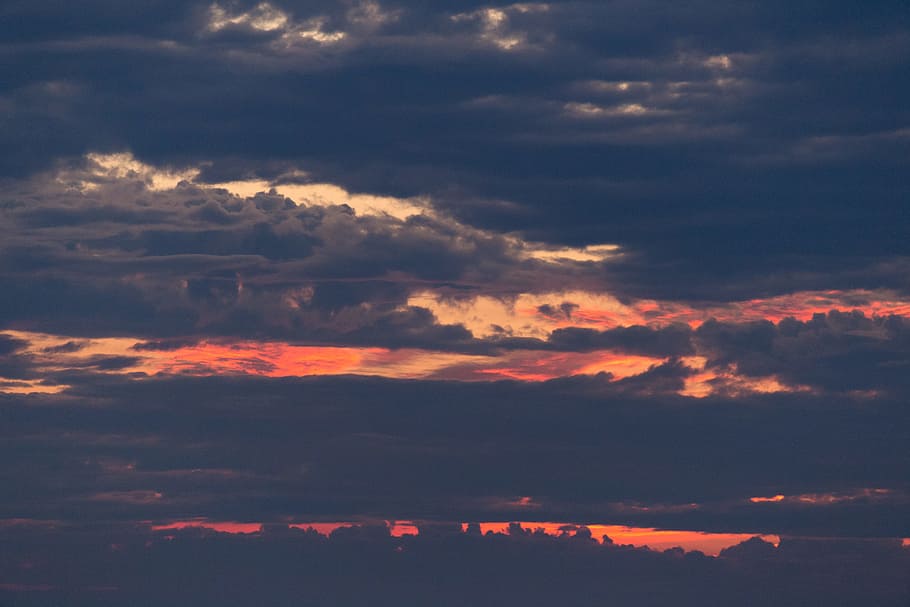 Blick auf den Sonnenuntergang, bedeckt, wolkig, Himmel, hinterleuchtet, Wolken, Wolkengebilde, dunkel, dunkle Wolken, Dämmerung, Tageslicht, dramatisch, Abend, Abendhimmel, Landschaft, Licht, Natur, draußen, szenisch, Silhouette, Platz, Sonnenlicht, Sonnenuntergang, Wetter, wolke - himmel, Schönheit in der Natur, Szenen - Natur, Dramatischer Himmel, Ruhe, Atmosphäre, Sturm, Umgebung, ruhige Szene, keine Leute, idyllisch, Sturmwolke, launischer Himmel, atmosphärische Stimmung, Meteorologie, Wind, bedrohlich, über, 5K