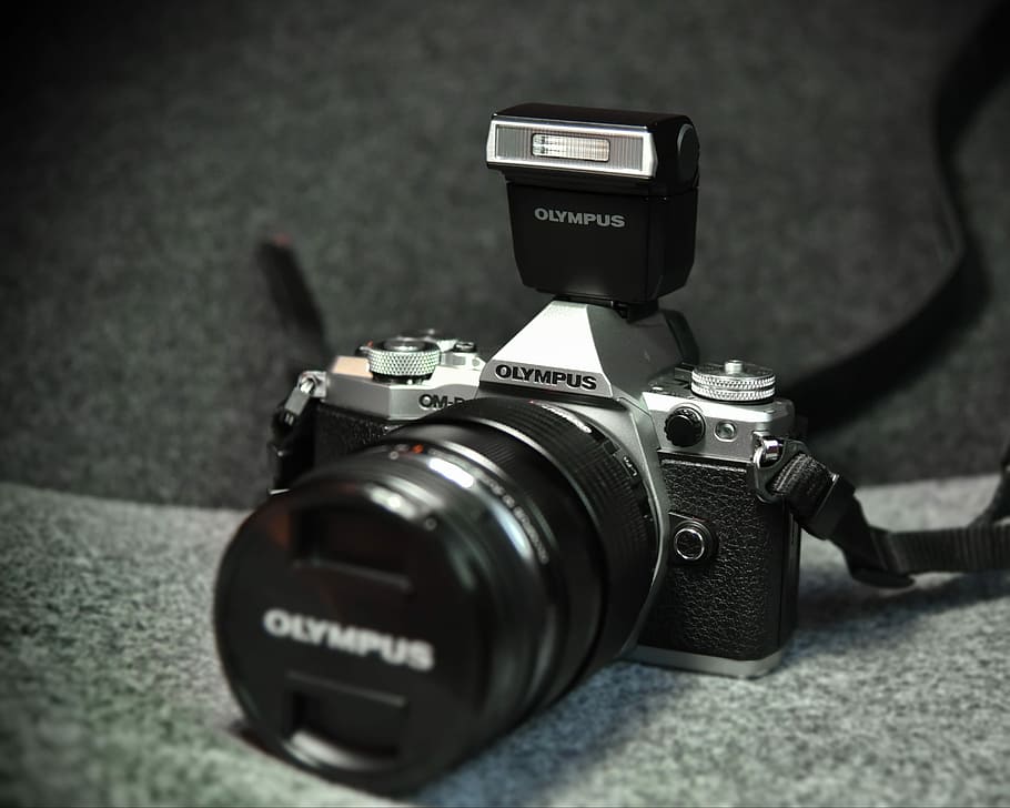 el meu olímpic, fotografia en escala de grisos, olympus camera, càmera, lent, olympus, negre, flaix, temes de fotografia, tecnologia, càmera - equip fotogràfic, equip fotogràfic, lent - instrument òptic, primer pla, a l'interior, càmera digital, color negre, activitat, enfocament selectiu, cap gent, equipament, càmera slr, estil retro, fotografiar, comunicació, centrar-se en primer pla, càmera de vídeo domèstica, 2K