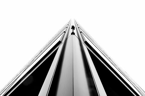 Basso, foto ad angolo, nero, grigio, struttura, angolo basso, foto, nero e grigio, architettura, moderno, astratto, struttura costruita, futuristico, mezzi di trasporto, Inquadratura dal basso, scala mobile, copia spazio, connessione, esterno dell'edificio, giorno, cielo sereno, cielo, all'aperto, nessuno, convenienza, natura, ponte, edificio per uffici esterno, passerella mobile, grattacielo, 4K, CC0, dominio pubblico, privo di copyright
