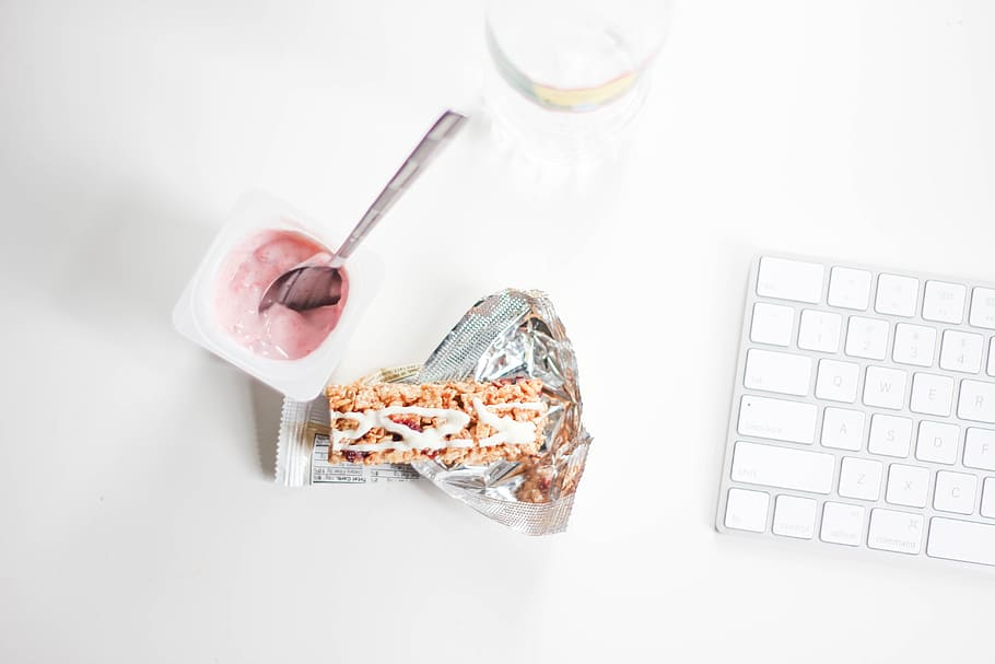 yoghurt, rustfri, stålske, grå, hvid, magisk tastatur, tastatur, forretning, kontor, arbejde, skrivebord, indre, mad, mad og drikke, hvid baggrund, studio skud, indendørs, drikke, forfriskning, sund kost, velvære, ingen mennesker, snack, direkte over, høj vinkel visning, køkkenredskaber, spise redskaber, friskhed, computer, ske, teske, 5K