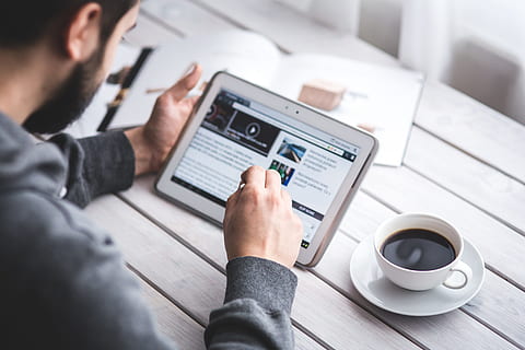 homme, portant, gris, chandail, en utilisant, blanc, Tablette, à côté de, tasse, rempli, noir, café, en train de lire, écran tactile, Blog, numérique, travail, divertissement, écran, émouvant, toucher, samsung, style, stylo, La technologie, dispositif, Technologie sans fil, ordinateur, la communication, adulte, Hommes, affaires, une personne, table, lien, portable, mâles, à l'intérieur, meubles, agresser, main humaine, homme d'affaires, tablette numérique, main, vue sur l'épaule, utilisant un ordinateur portable, en utilisant l'ordinateur, 5K, CC0, domaine public, libre de droits