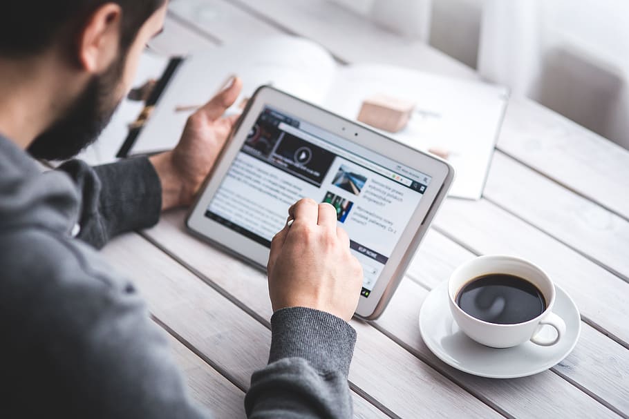homme, portant, gris, chandail, en utilisant, blanc, Tablette, à côté de, tasse, rempli, noir, café, en train de lire, écran tactile, Blog, numérique, travail, divertissement, écran, émouvant, toucher, samsung, style, stylo, La technologie, dispositif, Technologie sans fil, ordinateur, la communication, adulte, Hommes, affaires, une personne, table, lien, portable, mâles, à l'intérieur, meubles, agresser, main humaine, homme d'affaires, tablette numérique, main, vue sur l'épaule, utilisant un ordinateur portable, en utilisant l'ordinateur, 5K