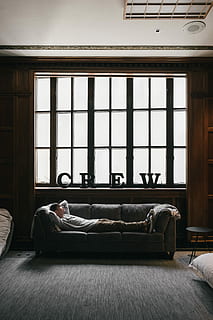 Foto, person, æglæggende, sofa, vindue, mand, at lyve, dagtimerne, vindueskant, vindue lys, blødt lys, fyr, han-, ligger ned, slap af, afslappet, berolige, tænker, tanke, mikael cho, møbel, seng, indendørs, en person, hjemlige værelse, lempelse, herrer, voksen, fuld længde, dag, moden voksen, soveværelse, pude, sovende, modne mænd, arkitektur, hyggelig, 4K, CC0, offentligt domæne, royaltyfrie