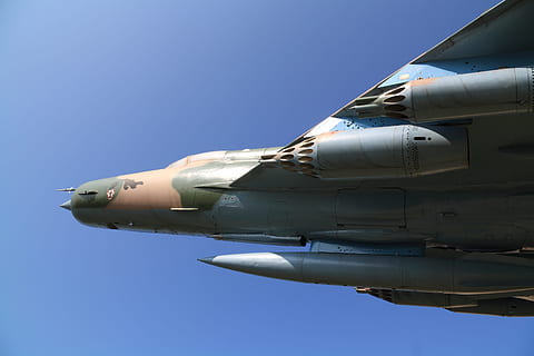 lluitador, jet, avió, defensa, coet, coet de coet, ala, cabina, nas, tub pitot, mig 21, soviètic, ub-32, llançador, rus, avions, vehicle aeri, cel, blau, militar, manera de transport, transport, cel clar, cap gent, dia, naturalesa, a l'aire lliure, còpia espai, volant, metall, avió de combat, govern, exèrcit, vista d’angle baix, indústria aeroespacial, directament a sota, 4K, CC0, domini públic, lliure de regalies