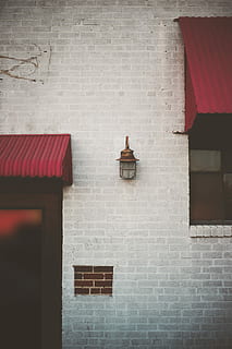 Brun, Sconce, murstens væg, væg, mursten, grå, baldakin, rød, arkitektur, bygget struktur, bygning udvendig, bygning, ingen mennesker, vindue, murbygningsfunktion, dag, hus, udendørs, boligområde, dør, indgang, sollys, natur, hvid farve, 2K, CC0, offentligt domæne, royaltyfrie