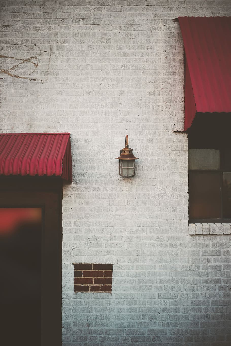 Brun, Sconce, murstens væg, væg, mursten, grå, baldakin, rød, arkitektur, bygget struktur, bygning udvendig, bygning, ingen mennesker, vindue, murbygningsfunktion, dag, hus, udendørs, boligområde, dør, indgang, sollys, natur, hvid farve, 2K