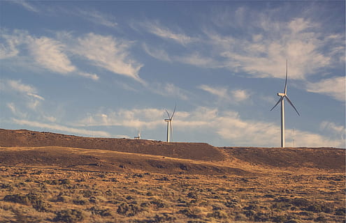 molinos de viento, Valle, tiempo de día, azul, cielo, blanco, marrón, montaña, campos, rural, nubes, energía eólica, turbina eólica, energía alternativa, conservación del medio ambiente, generación de combustible y energía, energía renovable, molino, paisaje, campo, molino de viento industrial, turbina, ambiente, naturaleza, viento, recursos sustentables, escena rural, belleza en la naturaleza, cuestiones ambientales, nube - cielo, poder en la naturaleza, tierra, paisajes - naturaleza, al aire libre, nadie, electricidad, fuente de alimentación, clima, clima árido, 1080P, CC0, dominio público, libre de derechos