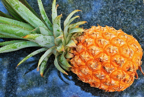 Ananasfrucht, schwarz, Oberfläche, Obst, Ananas, Gelb, Krone, Grün, Rau, tropisch, gesundes Essen, Lebensmittel, Frische, Nahansicht, keine Leute, orange Farbe, Essen und Trinken, Tropische Frucht, Wohlbefinden, grüne Farbe, High Angle View, Wachstum, Pflanze, Fokus auf den Vordergrund, Schönheit in der Natur, Natur, Tag, Blatt, reif, Blume, 720P, CC0, gemeinfrei, lizenzfrei