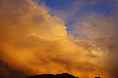 overskyet himmel, himmel, frem, skyer, solnedgang, aftenhimmel, vejrstemning, atmosfære, drama, vejr, humør, aften, sollys, sky - himmel, dramatisk himmel, natur, scenics, ingen mennesker, udendørs, skønhed i naturen, ro, scenics - natur, miljø, bjerg, cloudscape, orange farve, rolig scene, mørk, baggrunde, abstrakt, meteorologi, ildevarslende, 2K, CC0, offentligt domæne, royaltyfrie