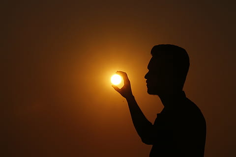 costretto, foto di prospettiva, silhouette, uomo, detenzione, sole, tramonto, ombra, uomo ombra, sera, all'aperto, luce del sole, natura, diletto, cielo, rilassare, delizioso, meditazione, autunno, occhiali da sole, mare, spiaggia, oceano, vacanza, ragazzo, scena, solo, tenere, il Sole, vita, mano, giorno, meditare, una persona, persone, illuminato, parte del corpo umano, tecnologia, ispirazione, adulto, solo adulti, solo una donna, uomini, colore arancione, stili di vita, copia spazio, colpo alla testa, ritratto, girato in studio, retroilluminato, vista laterale, giallo, vista profilo, 5K, CC0, dominio pubblico, privo di copyright