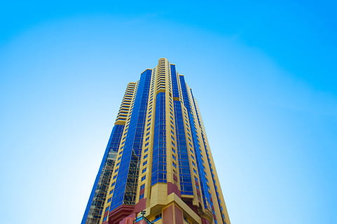 blu, beige, grattacielo, costruzione, Basso, foto ad angolo, cielo, giorno, angolo basso, fotografia, alto edificio, architettura, struttura costruita, scena urbana, industria di costruzioni, Torre, esterno dell'edificio, moderno, edificio per uffici, alto - alto, città, all'aperto, architettura ed edifici, paesaggio urbano, posto famoso, Inquadratura dal basso, edificio per uffici esterno, cielo sereno, nessuno, natura, ufficio, copia spazio, 5K, CC0, dominio pubblico, privo di copyright
