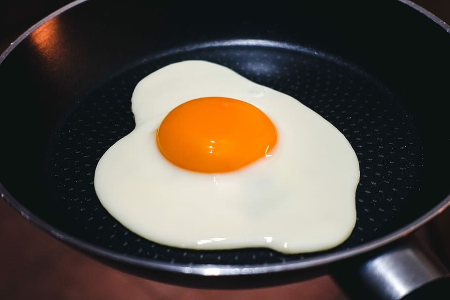 imagen, Perfecto, soleado, lado, huevo, imagen perfecta, lado soleado hacia arriba, cocina, huevos, huevo frito, yema, comida, frito, cocinando pan, sartén, desayuno, sartén - sartén de cocina, colesterol, comida y bebida, cocido, nadie, cocina domestica, preparación, pan, alimentación saludable, utensilio de cocina, adentro, bienestar, vista de alto ángulo, equipo doméstico, de cerca, clara de huevo, listo para comer, sartén para cocinar, 5K