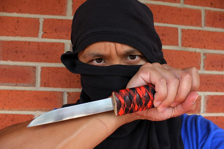 osoba, hospodářství, nůž, vedle, hnědý, cihlová zeď, ninja, vrah, zabít, čepel, smrtící, muž, cihlový, zeď, jedna osoba, portrét, dítě, střela do hlavy, chlapci, část lidského těla, při pohledu na fotoaparát, čelní pohled, muži, dětství, neformální oblečení, ruka, den, lidské ruky, samci, venku, agrese, kapuce - oblečení, 2K