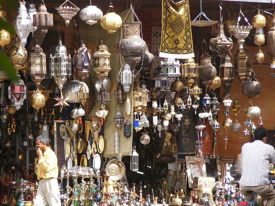 home, caminar, col·lecció de llum de penjoll, llum, basar, llanterna, tradicional, mercat, medina, souk, botiga, cultura, carrer, marrakech, vidre, àrab, turisme, souq, mercaderia, marroquí, artesania, ferro, venda al detall, gran grup d'objectes, variació, cap gent, dia, a la venda, elecció, Paradeta, visualització al detall, col · lecció, compres, venda, arranjament, penjant, abundància, antiguitat, art i artesania, persones reals, equips d’il·luminació, negoci petit, consumisme, 2K