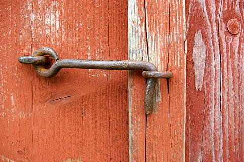 maro, garnitura de usa metalica, blocat, portocale, de lemn, suprafaţă, dörrhake, uşă, blocare, deschidere, țară, mâner, metal, lemn - material, Intrare, ruginit, Siguranță, Securitate, a închide, zăvor, nici o persoana, protecţie, vechi, închis, zi, fundaluri, în aer liber, erodate, texturată, 2K, CC0, domeniu public, fără drepturi de autor