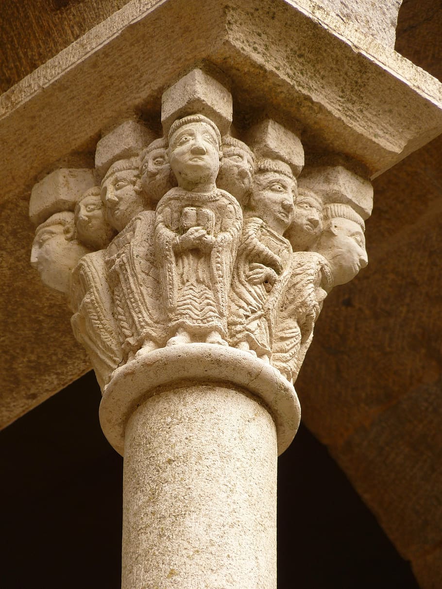 pilar, cap, caps, monestir, ruïna, vell, castell, sant pere de rodes, espanya, arquitectura, art i artesania, estructura construïda, escultura, història, representació, el passat, vista d’angle baix, representació humana, estàtua, cap gent, creativitat, artesania, semblança masculina, edifici, talla - producte artesanal, exterior de l'edifici, religió, columna arquitectònica, dia, material de pedra, civilització antiga, ornamentat, talla, 4K