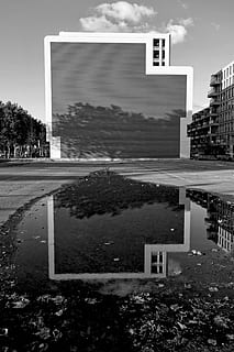 edifici, aigua, bassal, reflexió, estructura, pedra, urbà, aparcament, b w, fotografia en blanc i negre, monocroma, estructura construïda, arquitectura, exterior de l'edifici, planta, arbre, naturalesa, cap gent, ciutat, a l'aire lliure, dia, cel, núvol - cel, barri residencial, casa, carrer, modern, 4K, CC0, domini públic, lliure de regalies