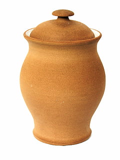 brązowy, gliniany garnek, pokrywa, ceramiczny, glina, pojemnik, zdechlak, dekoracyjny, słoik, dzbanek, garnek, garncarstwo, tradycyjny, odetnij, drink, białe tło, jedzenie i picie, żadnych ludzi, studio strzał, wewnątrz, sztuki i rzemiosła, martwa natura, rzemiosło, zbliżenie, ceramika, antyczny, gliniany, pojedynczy obiekt, uchwyt, 1080P, CC0, domena publiczna, darmowe zdjęcia