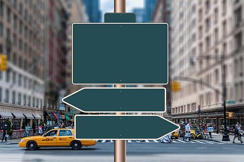 foto, vuoto, verde, insegne di metallo, scudo, cartello, elenco, direzione, frecce, strada, cartello stradale, fondale, umano, pedone, strisce pedonali, Attraversamento pedonale, passanti, architettura, costruzione, veicoli, città, paesaggio urbano, centro, auto, mezzi di trasporto, modo di trasporto, veicolo a motore, vita di città, via della città, Taxi, taxi giallo, esterno dell'edificio, struttura costruita, viaggio, traffico, destinazioni di viaggio, comunicazione, segnale stradale, all'aperto, grattacielo, edificio per uffici esterno, 4K, CC0, dominio pubblico, privo di copyright