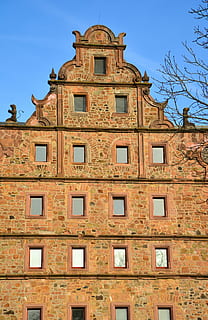 casa, facciata, storicamente, pietra naturale, architettura, finestra, bowever, costruzione, facciata della casa, vecchio edificio, esterno dell'edificio, mattone, struttura costruita, Inquadratura dal basso, cielo, natura, cielo sereno, nessuno, giorno, blu, vecchio, all'aperto, città, albero nudo, albero, luce del sole, parete, 5K, CC0, dominio pubblico, privo di copyright