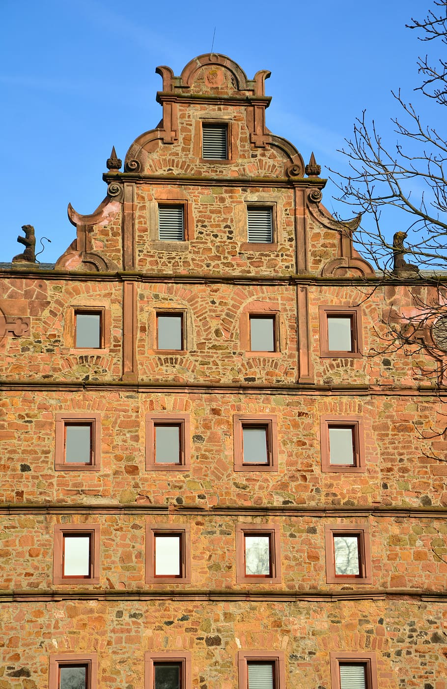 casa, façana, històricament, pedra natural, arquitectura, finestra, bowever, edifici, façana de la casa, edifici antic, exterior de l'edifici, maó, estructura construïda, vista d’angle baix, cel, naturalesa, cel clar, cap gent, dia, blau, vell, a l'aire lliure, ciutat, arbre nu, arbre, llum solar, paret, 5K