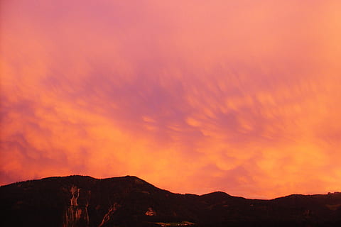 cielo, inoltrare, nuvole, tramonto, cielo serale, umore del tempo, atmosfera, Dramma, tempo metereologico, umore, sera, luce del sole, bellezza nella natura, montagna, scenics - natura, nuvola - cielo, scena tranquilla, la tranquillità, colore arancione, silhouette, natura, idilliaco, nessuno, ambiente, scena non urbana, all'aperto, catena montuosa, paesaggio, cielo drammatico, terra, cielo romantico, 2K, CC0, dominio pubblico, privo di copyright