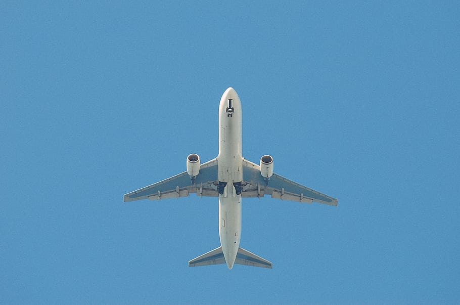 flyvende fly, flyvende, fly, industri, Andet, kommerciel flyvemaskine, transportmidler, luftfartøj, rejse, himmel, luft, blå, transportform, ferier, landing - røre ned, lufthavn, forretning, passager, forretningsrejse, flyvinger, tager afsted, airbus, folk rejser, skyfri himmel, lav vinkel visning, kopiere plads, natur, ingen mennesker, på farten, Midt i luften, dag, bevægelse, offentlig transport, udendørs, luftfartsindustrien, direkte under, 4K