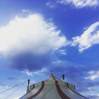 cirkus, modrá obloha, mraky, nebe, modrý, mrak - nebe, nikdo, nízký úhel pohledu, venku, architektura, Příroda, stavba, den, exteriér budovy, vysoké sekce, spojení, umělecká kultura a zábava, zábavní stan, město, destinace, cestovat, střecha, přeprava, 1080P, CC0, veřejná doména, bez autorských práv