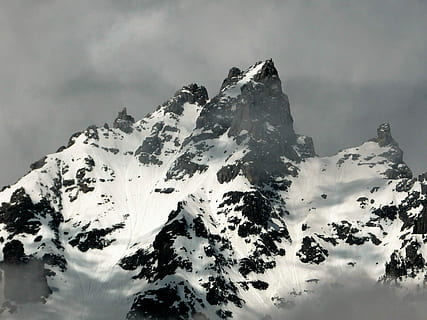 cima della montagna, picco, freddo, la neve, montagna, superiore, grigio, natura, nuvola - cielo, bellezza nella natura, all'aperto, inverno, temperatura fredda, cielo, scenics - natura, montagna innevata, scena tranquilla, la tranquillità, picco di montagna, catena montuosa, scena non urbana, ambiente, nessuno, maestoso, giorno, formazione, tempo estremo, 4K, CC0, dominio pubblico, privo di copyright