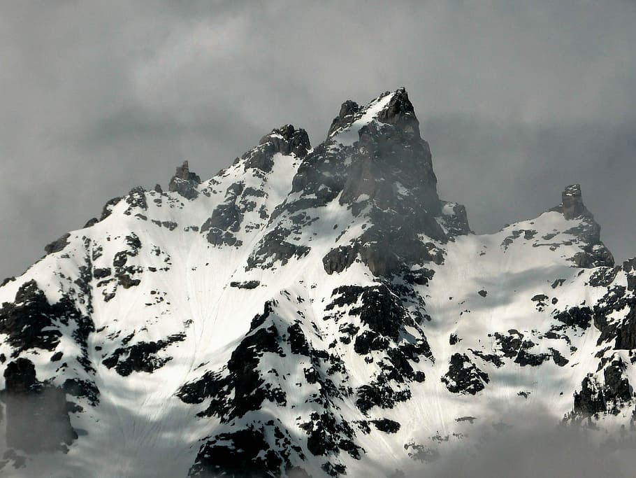 cima della montagna, picco, freddo, la neve, montagna, superiore, grigio, natura, nuvola - cielo, bellezza nella natura, all'aperto, inverno, temperatura fredda, cielo, scenics - natura, montagna innevata, scena tranquilla, la tranquillità, picco di montagna, catena montuosa, scena non urbana, ambiente, nessuno, maestoso, giorno, formazione, tempo estremo, 4K