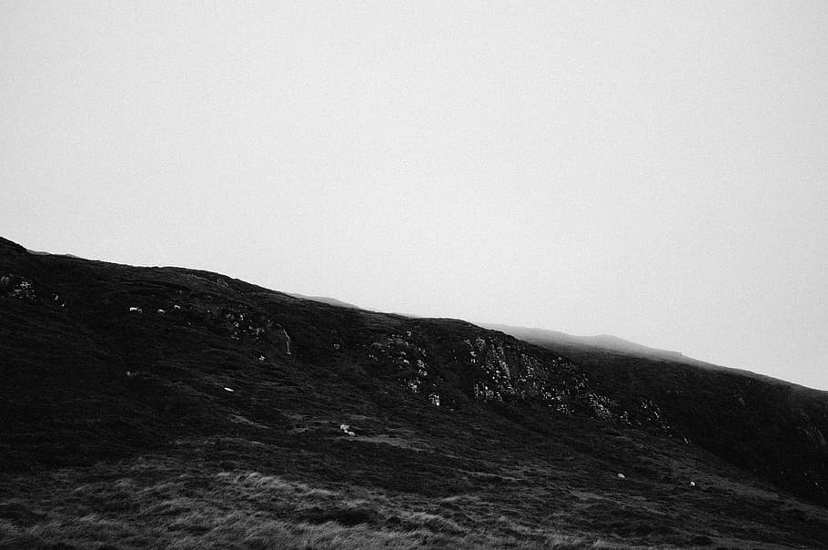 mountain rage visning, bjerg, himmel, ingen mennesker, skønhed i naturen, natur, scenics - natur, miljø, landskab, ikke-urbane scene, ro, kopiere plads, dag, skyfri himmel, jord, rolig scene, bjergkæde, udendørs, klippe, fjern, bjergrygge, bjergtop, 4K