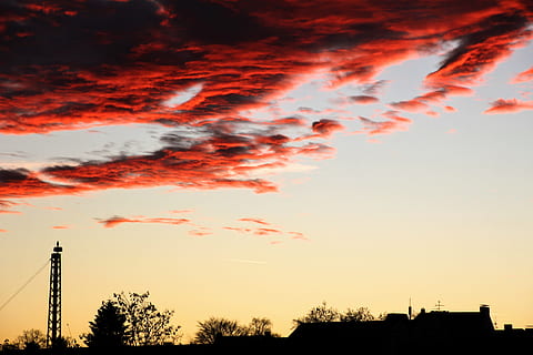 Himmel, Nachglühen, farbig, Wolke, Licht, abendstimmung, Sonnenuntergang, Abendhimmel, Stimmung, Dämmerung, Wolken bilden sich, Silhouette, wolke - himmel, orange Farbe, Pflanze, Baum, Natur, keine Leute, die Architektur, Szenen - Natur, Schönheit in der Natur, Flachwinkelansicht, gebaute Struktur, Dramatischer Himmel, Gebäudehülle, Ruhe, ruhige Szene, idyllisch, draußen, romantischer Himmel, 5K, CC0, gemeinfrei, lizenzfrei