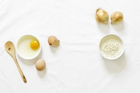 prêt à cuire, prêt, cuisson, Oeuf, des œufs, farine, lumière, oignon, blanc, aliments, Nourriture et boisson, personne, petit déjeuner, jaune d'œuf, alimentation saine, cuillère, fermer, fond blanc, prise de vue en studio, bien-être, fraîcheur, à l'intérieur, ingrédient, vue grand angle, directement au-dessus, ustensile de cuisine, bol, choix, couleur blanche, nature morte, préparation, 4K, CC0, domaine public, libre de droits